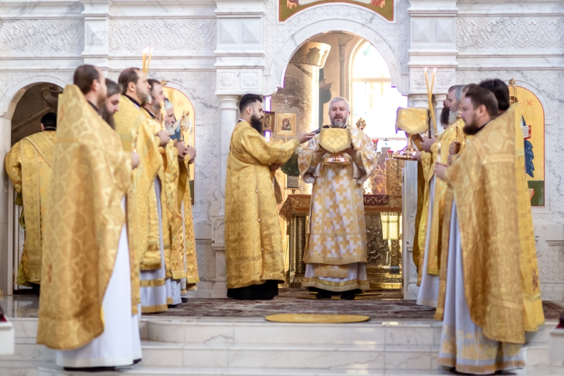 Преосвященнейший епископ Симон в день своего рождения возглавил Божественную литургию в Покровском кафедральном соборе города Шахты