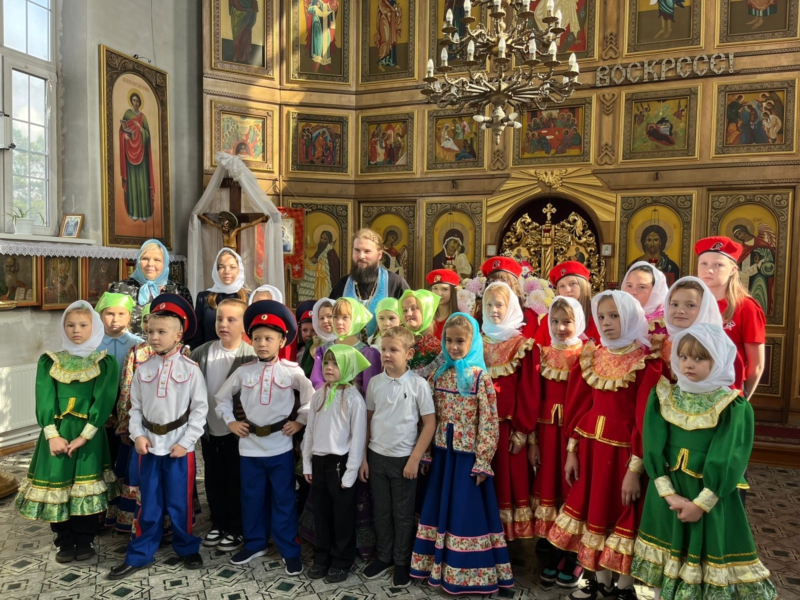 В праздник Покрова Пресвятой Богородицы новошахтинские школьники посетили храм Архистратига Михаила