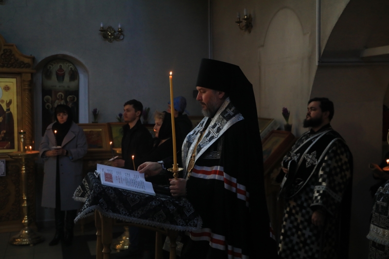 В среду первой седмицы Великого поста епископ Симон совершил чтение покаянного канона преподобного Андрея Критского в храме Донской иконы Божией Матери города Новошахтинска