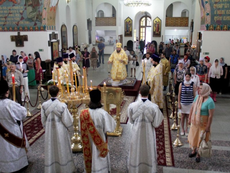 В канун праздника Вознесения Господня епископ Игнатий совершил всенощное бдение в Покровском кафедральном соборе г. Шахты