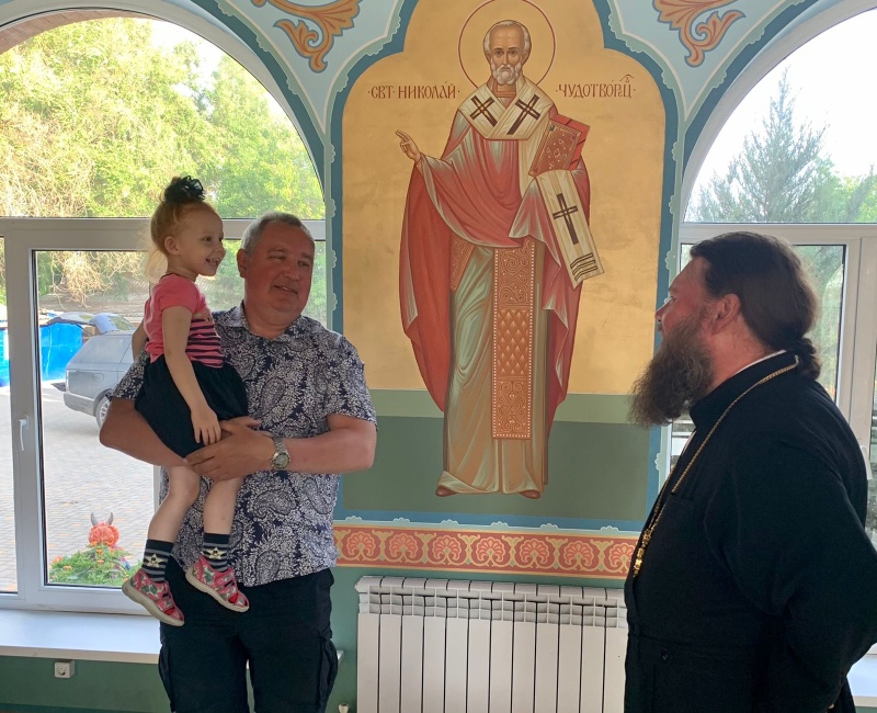 Генеральный директор «Роскосмоса» Дмитрий Олегович Рогозин вместе с семьей посетил Пятницкое архиерейское подворье станицы Манычской