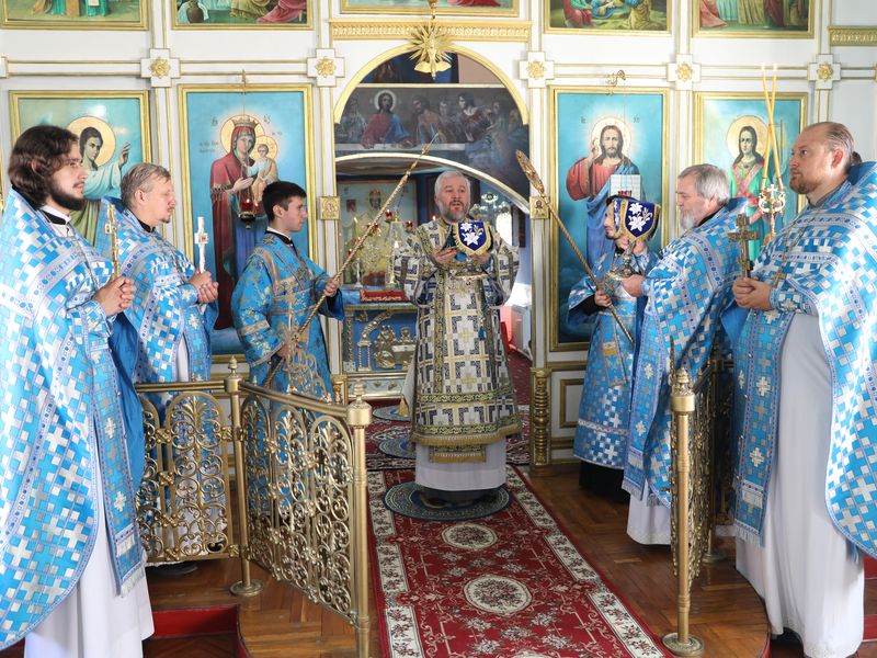 Престольное торжество в храме в честь образа Божией Матери Казанской в городе Гуково возглавил Преосвященнейший епископ Симон