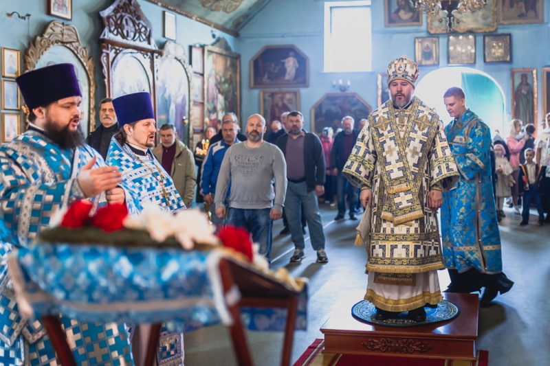 В праздник Благовещения Пресвятой Богородицы Преосвященнейший епископ Симон совершил Литургию в Покровском храме города Шахты