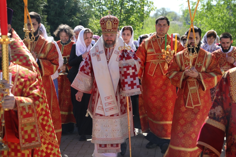 В четверг Светлой седмицы Преосвященнейший епископ Симон с архипастырским визитом посетил храм Донской иконы Божией Матери города Новошахтинска