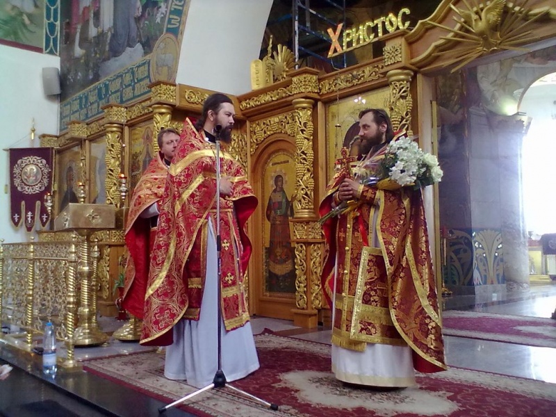 В день памяти великомученика Георгия Победоносца Божественную литургию в Покровском кафедральном соборе г. Шахты совершил почетный настоятель собора