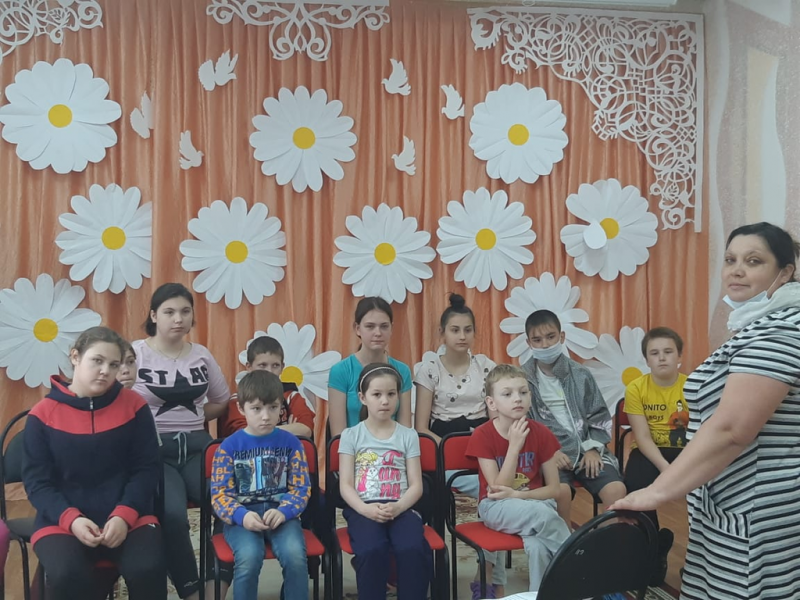 Прихожане храма священномученика Захарии (Лобова) г. Новошахтинска поздравили воспитанников Центра социальной реабилитации для несовершеннолетних с Днем славянской письменности и культуры