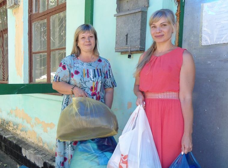 Добровольцы «Общины Милосердия» при храме Почаевской иконы Божией Матери г. Каменск-Шахтинский собрали и передали необходимые вещи семьям, прибывающим в трудной жизненной ситуации