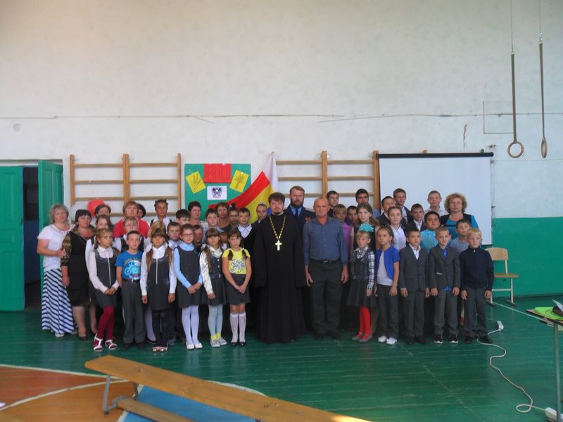В казачьей Пономаревской школе иеромонах Никон (Синюшкин) и хуторской атаман А.А. Дмитриенко провели встречу с учениками