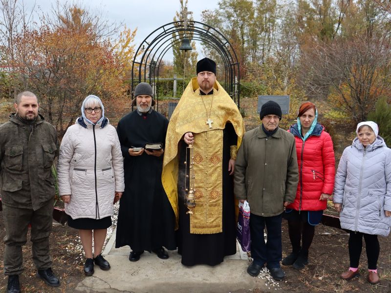 Благочинный Новошахтинского округа совершил заупокойную литию у памятника казакам и воинам