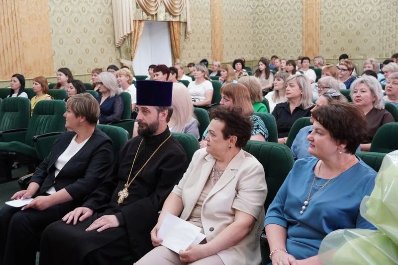 Забота, милосердие и награды: В Октябрьском районе торжественно отметили День социального работника