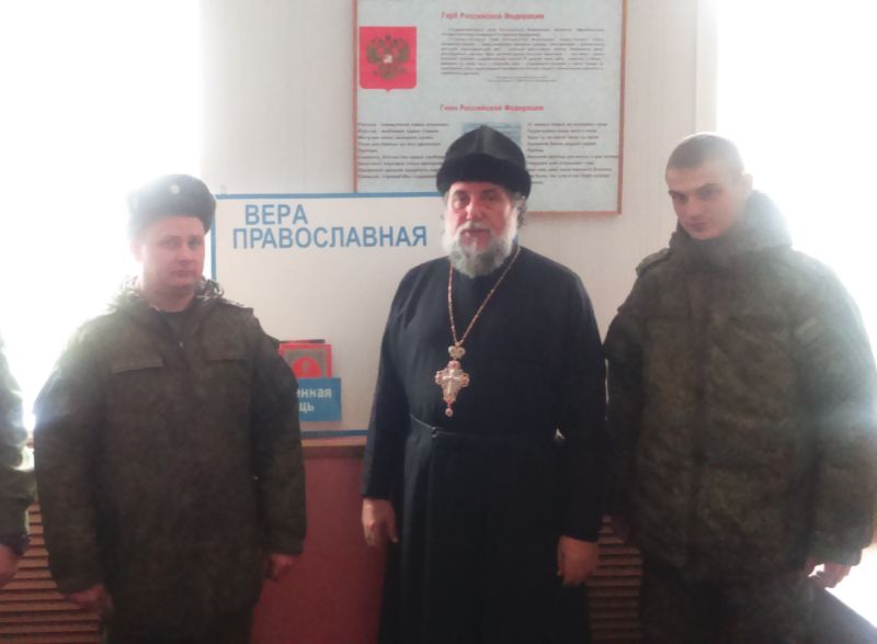 Настоятель храма Сретения Господня ст. Базковской посетил больницу и воинскую часть