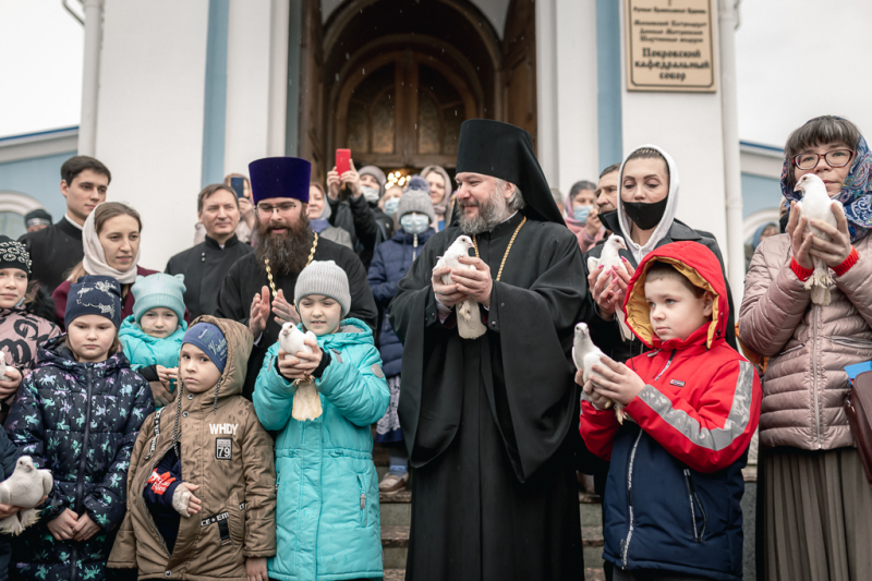 Праздник Благовещения Пресвятой Богородицы собрал многочисленных верующих города Шахты на богослужение в Покровском кафедральном соборе