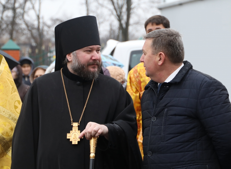 Преосвященнейший епископ Симон и глава Администрации г. Шахты И.И. Медведев ознакомились с ходом строительства храма в честь благоверного князя Александра Невского г. Шахты