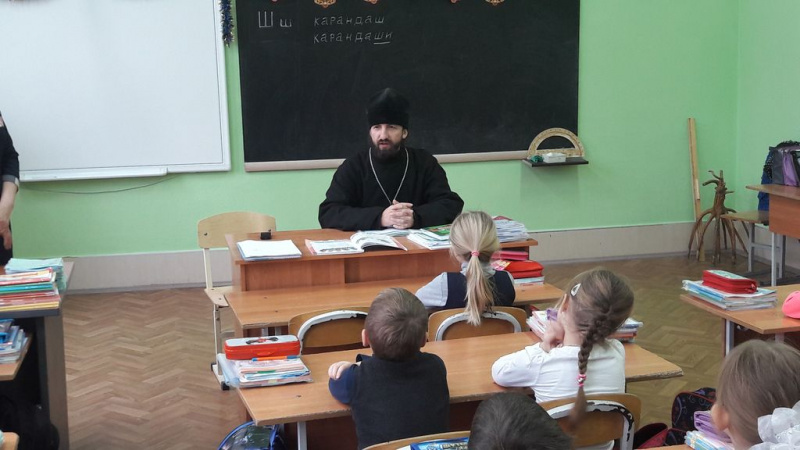 Священник провел беседу с первоклассниками на тему «Общение»