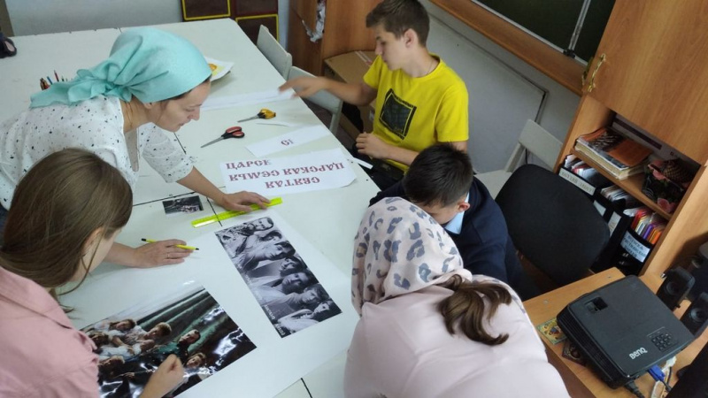 В храме великомученика и целителя Пантелеимона г. Гуково начала свою работу фотовыставка «По страницам альбома Святой Царской Семьи»