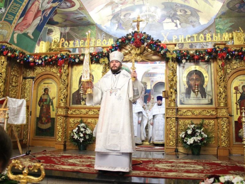 Правящий Архиерей Шахтинской епархии епископ Симон в праздник Рождества Христова возглавил ночную Божественную литургию в Покровском кафедральном соборе г. Шахты