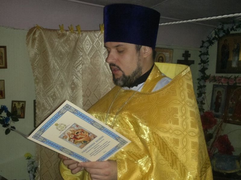 В праздник Рождества Христова во временном помещении храма Всех Святых в земле Русской просиявших г.Шахты была совершена Божественная литургия