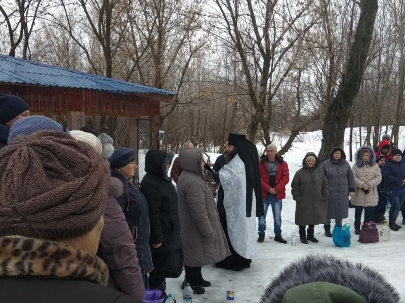 В праздник Крещения Господня в поселке ГРЭС г. Шахты иеромонах Варнава (Максименко) совершил чин освящения воды