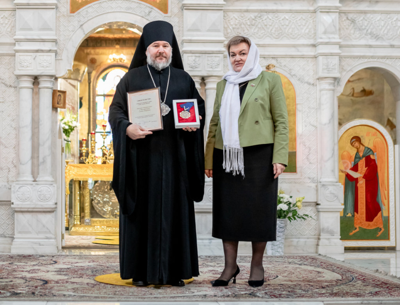 Преосвященнейший епископ Симон удостоен Почётного знака главы города Шахты