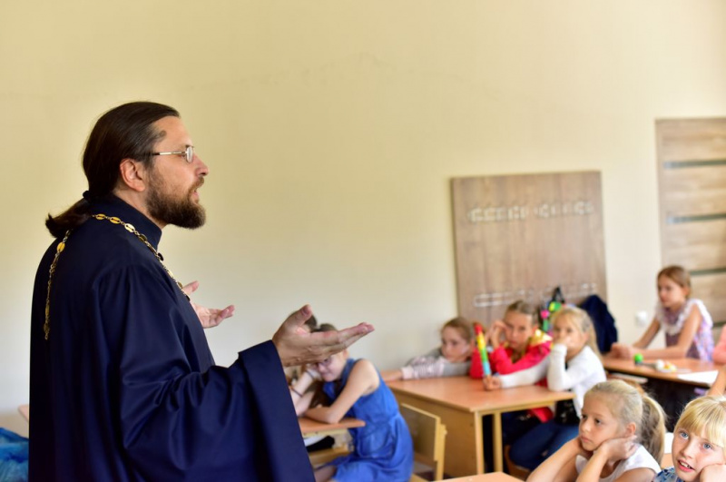 Протоиерей Виталий Крейдич провел очередной урок по Закону Божьему для учащихся воскресной школы храма Всех святых, в земле Русской просиявших, г. Каменск-Шахтинский