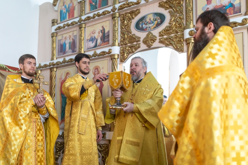 В Неделю о Страшном Суде епископ Симон совершил Божественную литургию в Покровском кафедральном соборе города Шахты