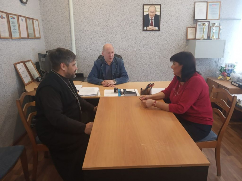 Иерей Сергий Столяров встретился с директором главного почтового отделения г. Красный Сулин