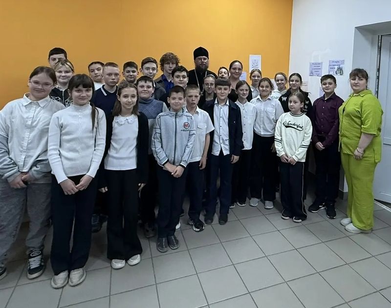 В казачьей школе станицы Манычская открылась выставка православной книги