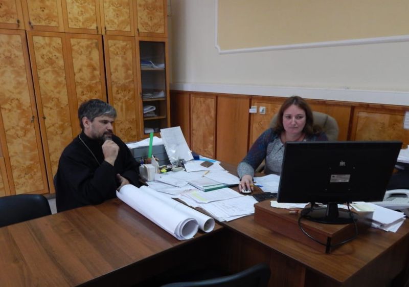 Иерей Сергий Столяров с начальником управления земельно-имущественных отношений Красносулинского района обсудил вопрос передачи в собственность земли, прилегающей к территории храма