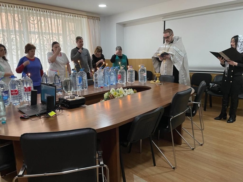 К празднику Крещения Господня иерей Евгений Поцелуев посетил Шахтинский онкологический диспансер