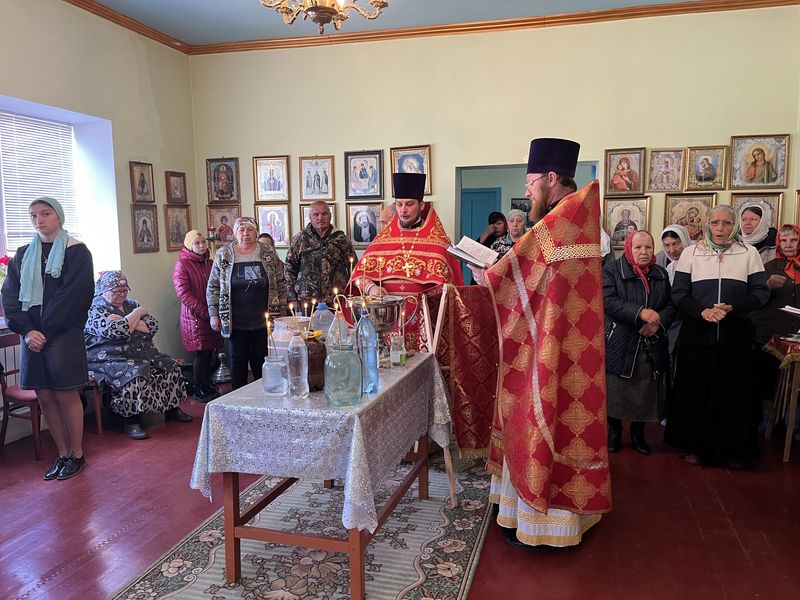 Соборное богослужение в храме Святого Духа хутора Грачев