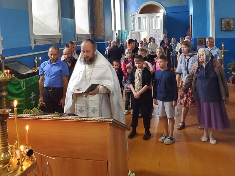 Священник благословил детей на новый учебный год в селе Маньково-Калитвенское   