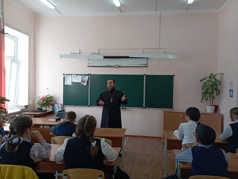 Иерей Симеон Есин в День православной книги провел беседу со школьниками
