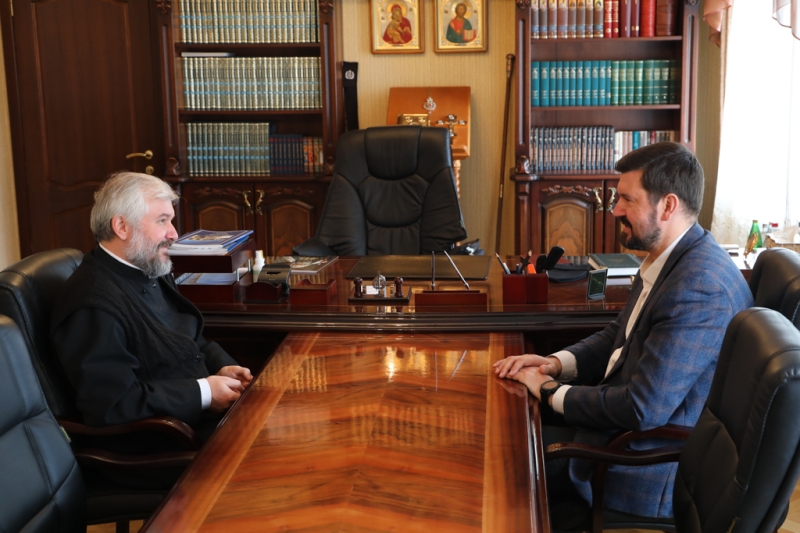 Преосвященнейший епископ Симон и министр экономического развития Ростовской области М.В. Папушенко провели рабочую встречу в Епархиальном управлении города Шахты