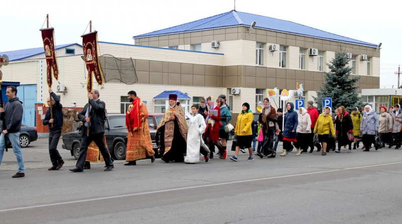 Традиционным крестным ходом отметили праздник Крестовоздвижения в Гуковском благочинии