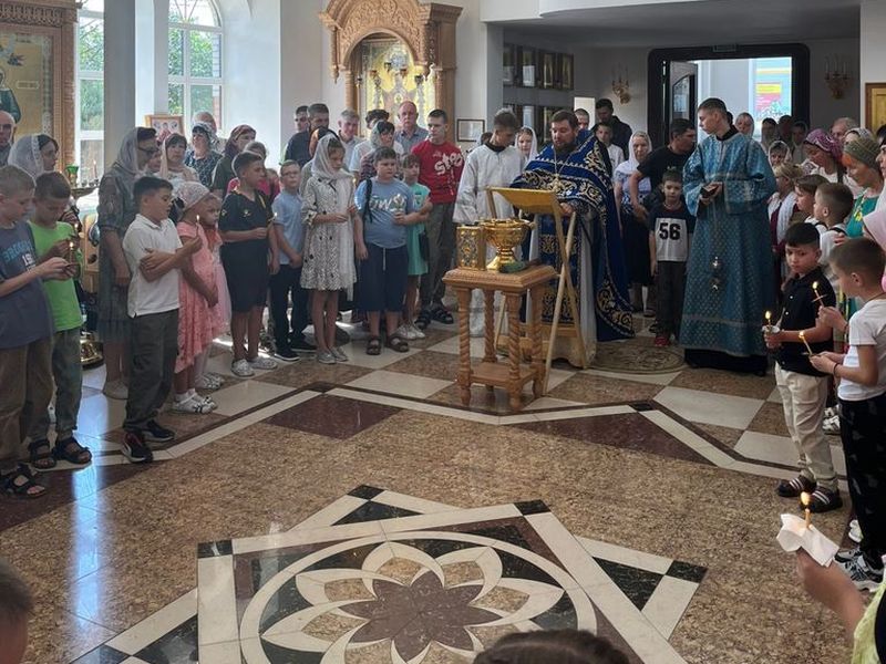 В Державном храме города Донецка совершили молебен на начало учебного года.