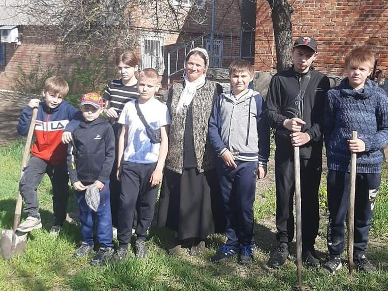 Для детей воскресной школы «Благовест» прошел практический урок посадки растений на огородном участке