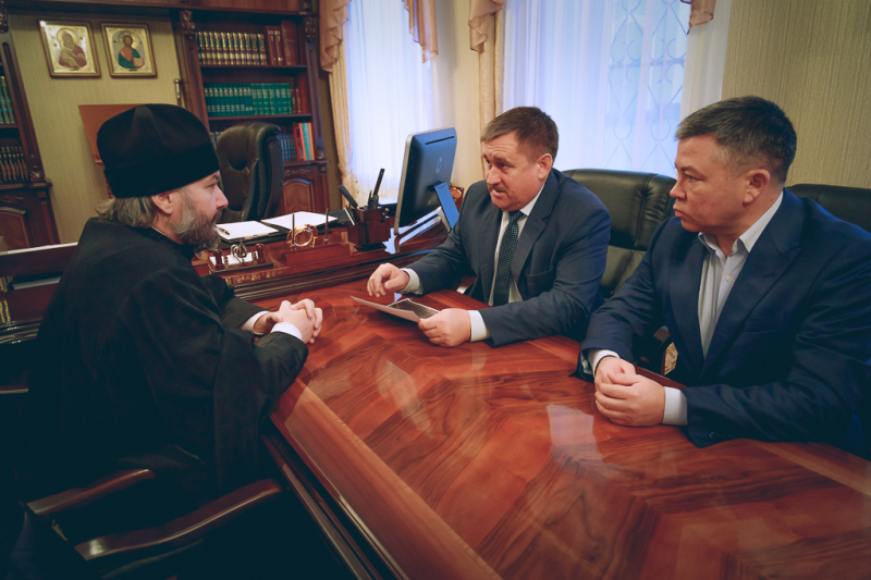 Преосвященнейший епископ Симон и Глава Администрации Кашарского района И.М. Фалынсков обсудили строительство нового храма в Кашарском районе
