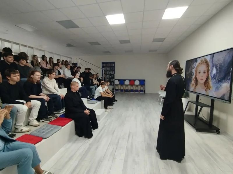 Священнослужители провели духовно-нравственную встречу с учащимися Физико‑математической школы