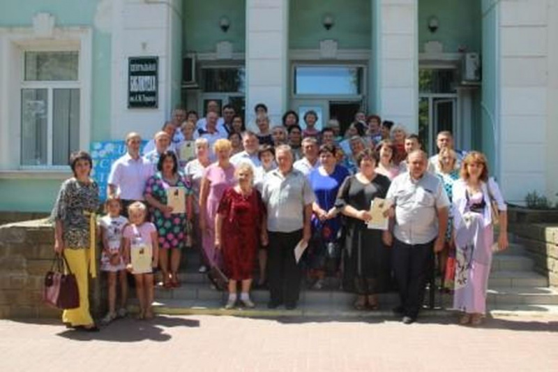 В Центральной городской библиотеке имени А.М. Горького г. Новошахтинска состоялся праздник «Любовь и верность – два крыла семьи». Гостей мероприятия поздравил протоиерей Роман Амплеев