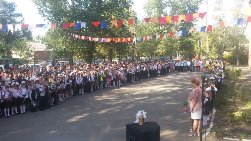 Настоятель Одигитриевского храма поселка Таловый принял участие в торжественной линейке, посвященной Дню знаний