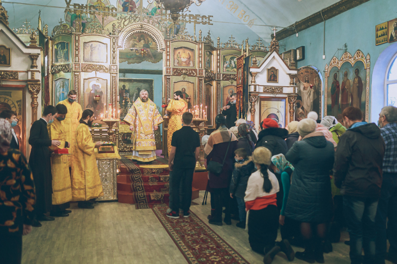 В престольный праздник Преосвященнейший епископ Симон совершил Божественную литургию в храме святителя Николая, архиепископа Мир Ликийских, Чудотворца города Шахты