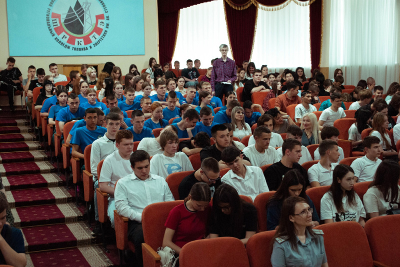 Молодежь города Шахты обсуждает с духовенством и экспертами пути преодоления кризисных ситуаций