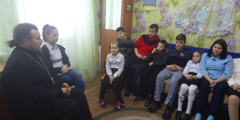 Иерей Сергий Артюшенко провел беседу с воспитанниками реабилитационного центра г. Новошахтинска