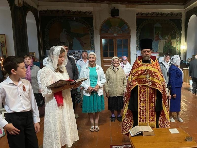 В храмах Нижнедонского благочиния молитвенно почтили равноапостольных Мефодия и Кирилла, учителей Словенских