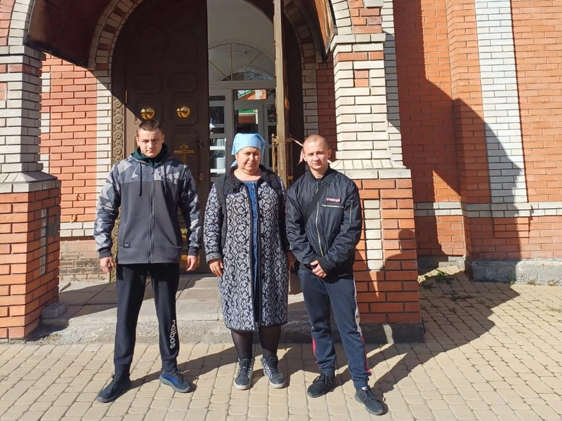Молодежь оказывает помощь Державному храму