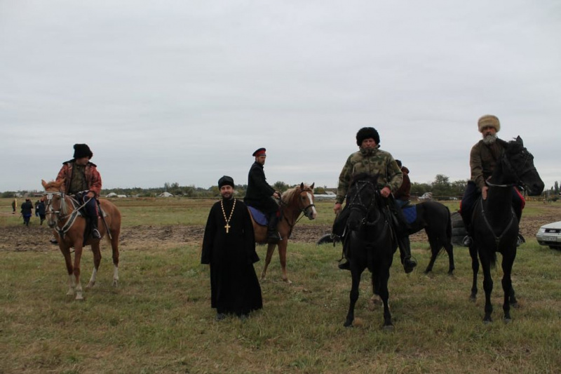Протоиерей Сергий Яценко поприветствовал участников Нижнедонского чемпионата по рубке шашкой «Степная Казарла»