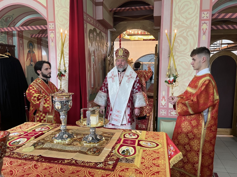 Пасхальное богослужение архиерейским чином в храме Донской иконы Божией Матери города Новошахтинска 
