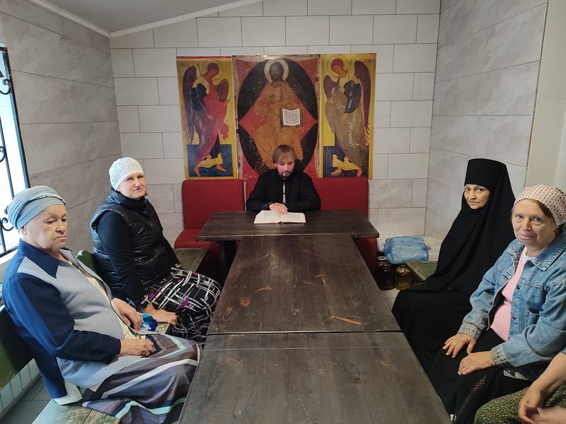 В храме святой блаженной Ксении Петербургской города Шахты состоялась встреча прихожан, посвященная изучению Священного Писания