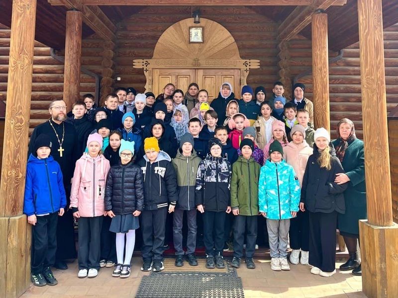 Экскурсия по храму Всех Святых, в земле Русской просиявших, для школьников