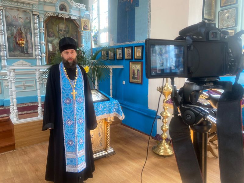 Благочинный приходов Нижнедонского округа поздравил жителей Октябрьского района с Благовещением Пресвятой Богородицы